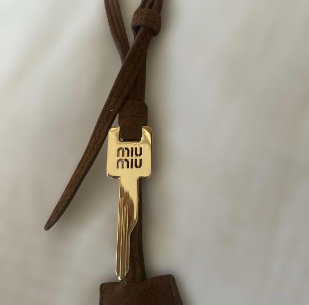 未使用★miu miu ミュウミュウ チャーム キーホルダー 茶 スエード