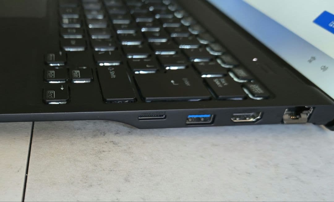 富士通 14インチ FMV-Zero LIFEBOOK-UH 超軽量888g