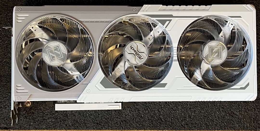 ASRock Radeon RX9070 グラフィックボード（白） 16GB