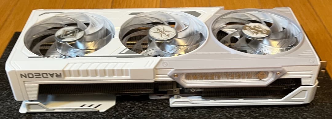 ASRock Radeon RX9070 グラフィックボード（白） 16GB