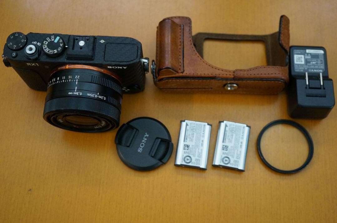 DSC-RX1 　保護ステッカー、予備バッテリー付き