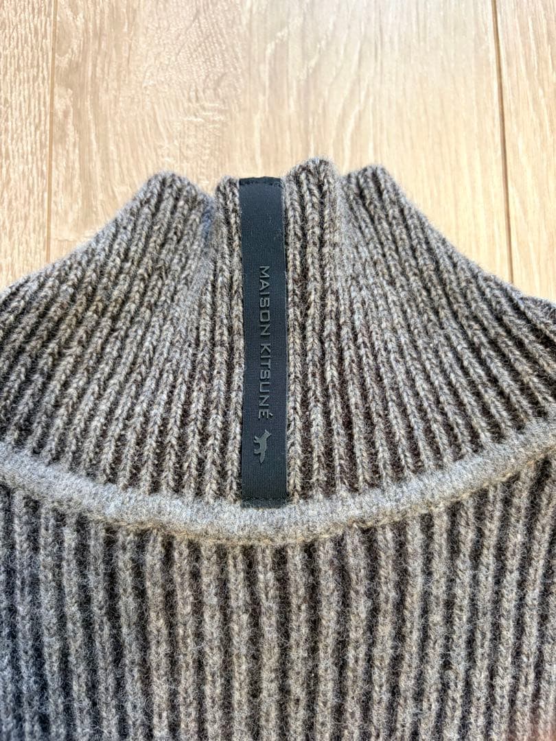 メゾンキツネ　ハイネックニット