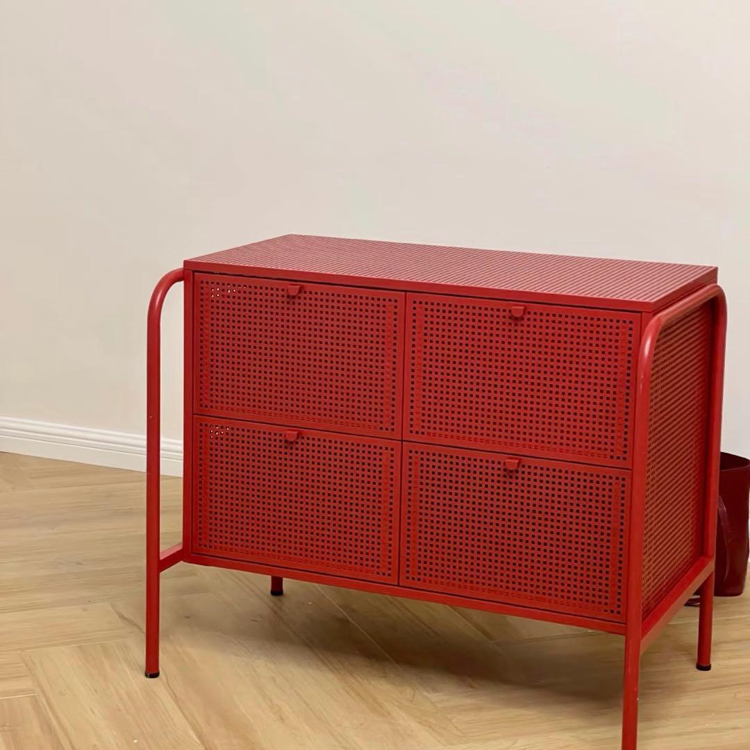 オシャ　　IKEA NIKKEBY 赤い金属製4段引き出しタンス