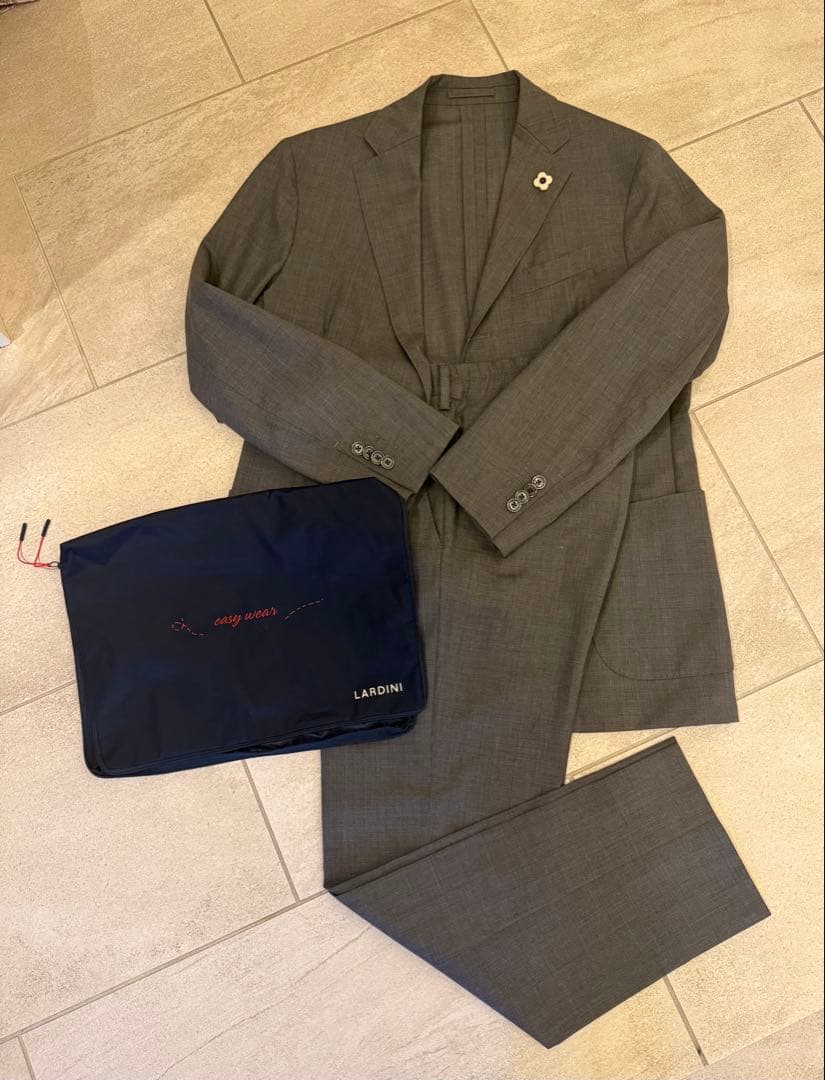 LARDINI トラベルパッカブル　グレー スーツ　セットアップ　収納ケース付き