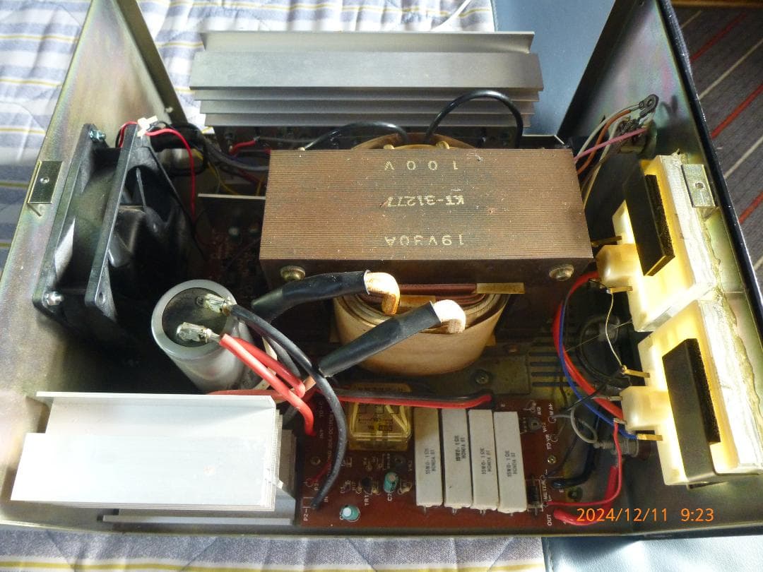 最安販売中　DIAMOND　30Aの大容量　巨大トランス安定化電源