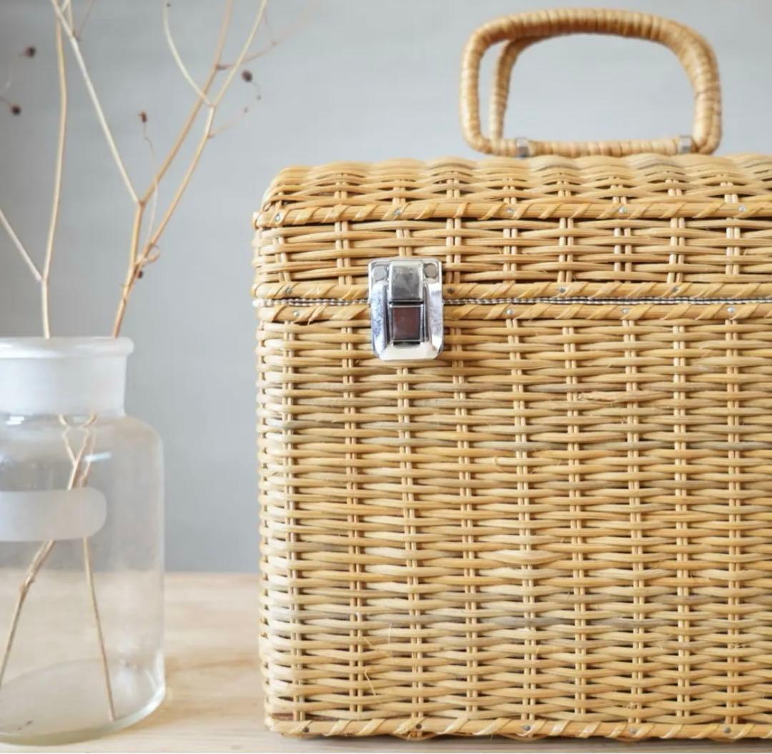 ヴィンテージ の籐あみのバスケット