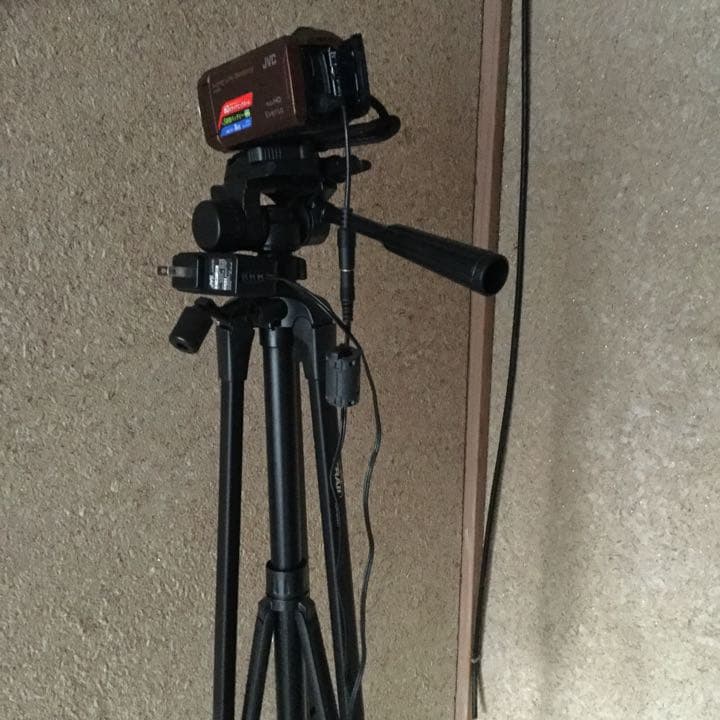 動画ムービーというかカメラ  SDカード  三脚