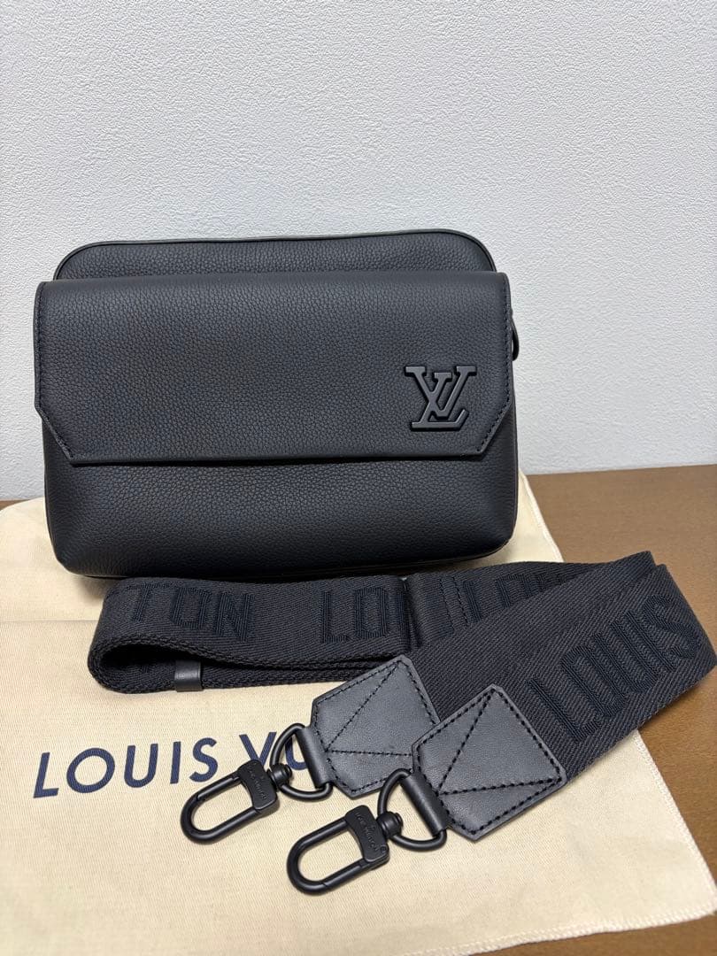 LOUIS VUITTON ブラックショルダーバッグメンズ
