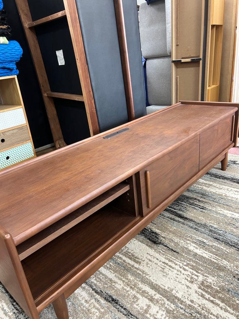 重厚な無垢材をふんだんに使用したローボード