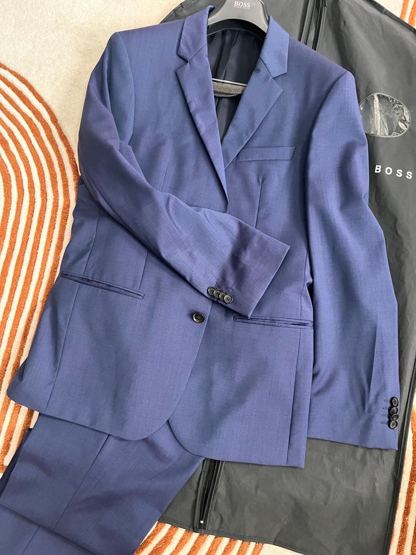 美品・使用回数2,3回 BOSS ネイビー ビジネススーツ スーツカバー付き