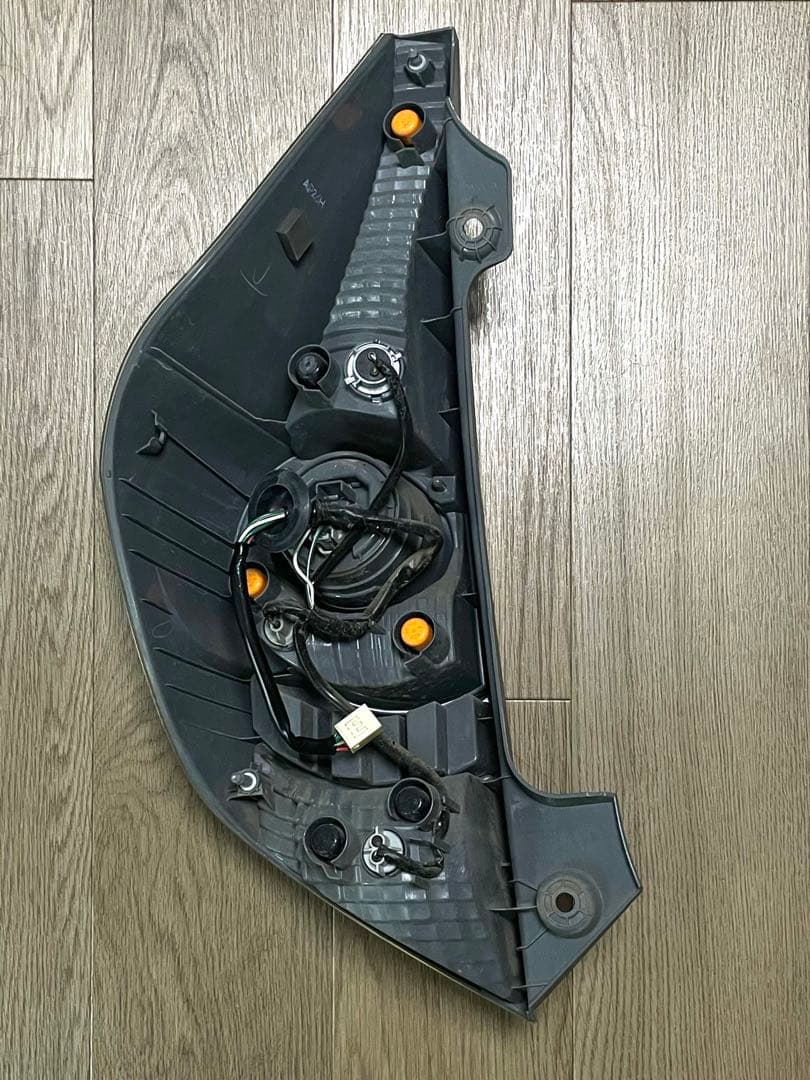 トヨタアクア前期 NHP10 右テールランプ ハーネス付き 52-252 ライト