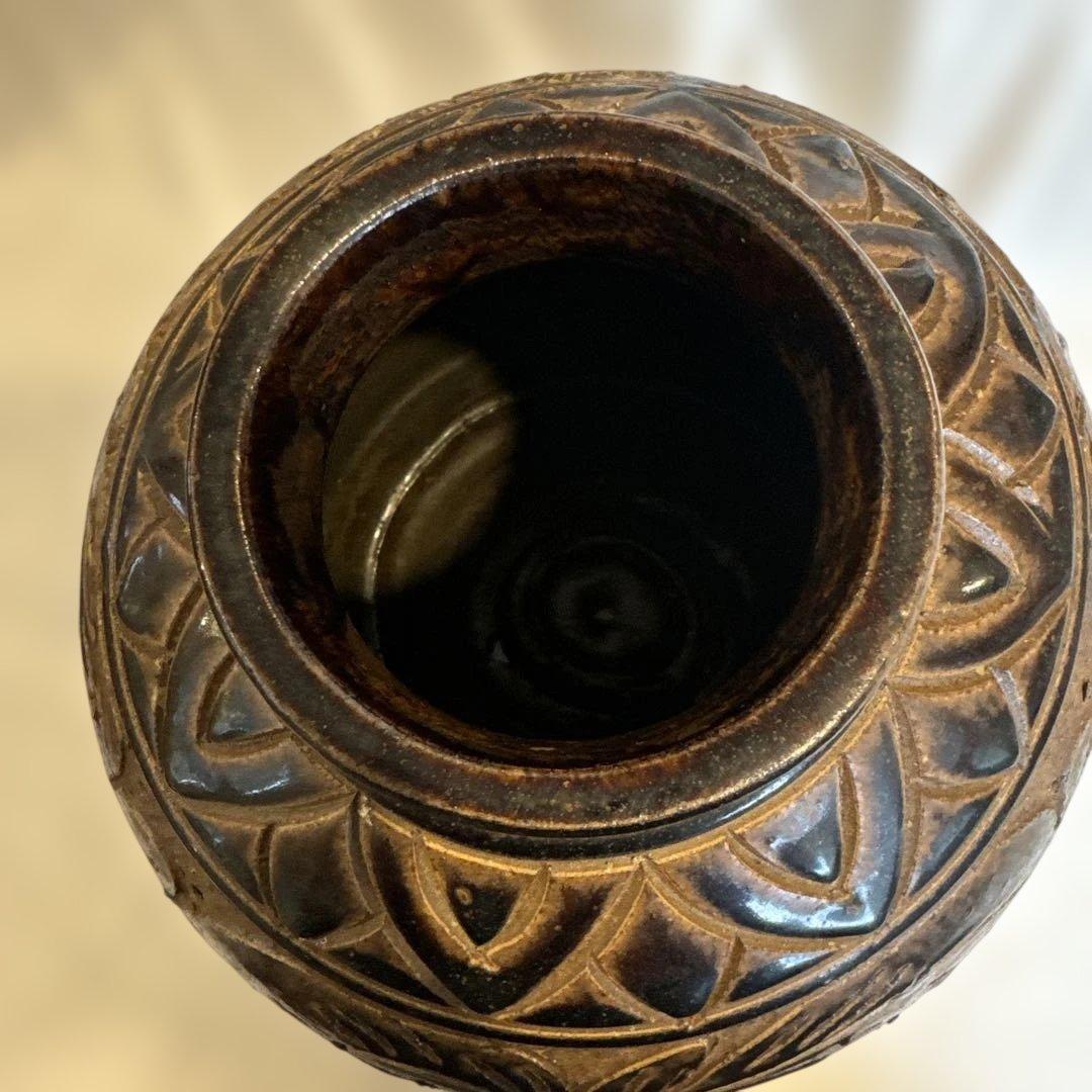 【壺屋焼】黒釉唐草掻き落とし大壺