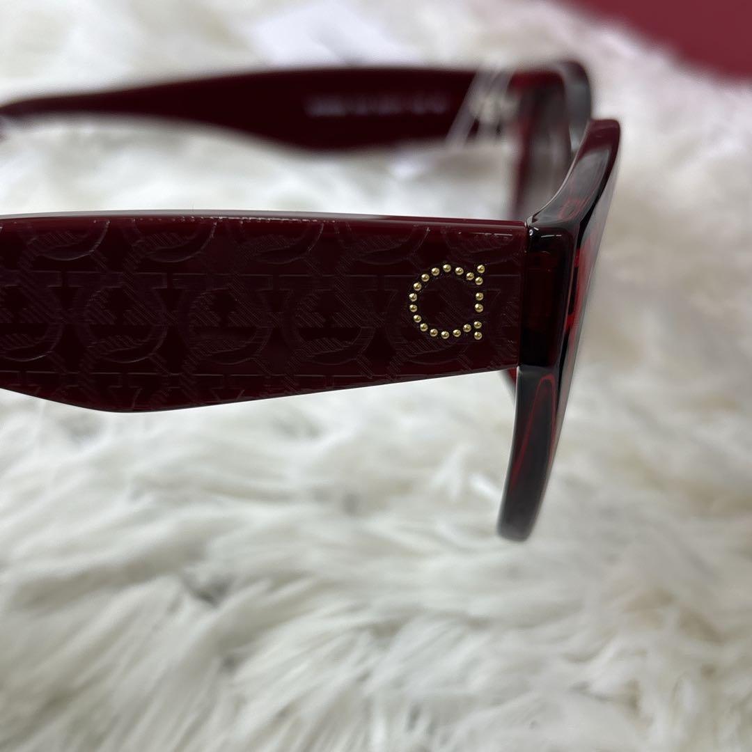 未使用品　Ferragamo レッド キャットアイ サングラス　レディース