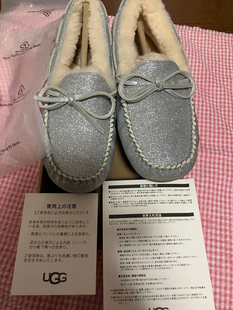 UGG シルバー グリッター モカシン