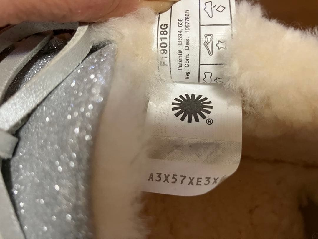 UGG シルバー グリッター モカシン