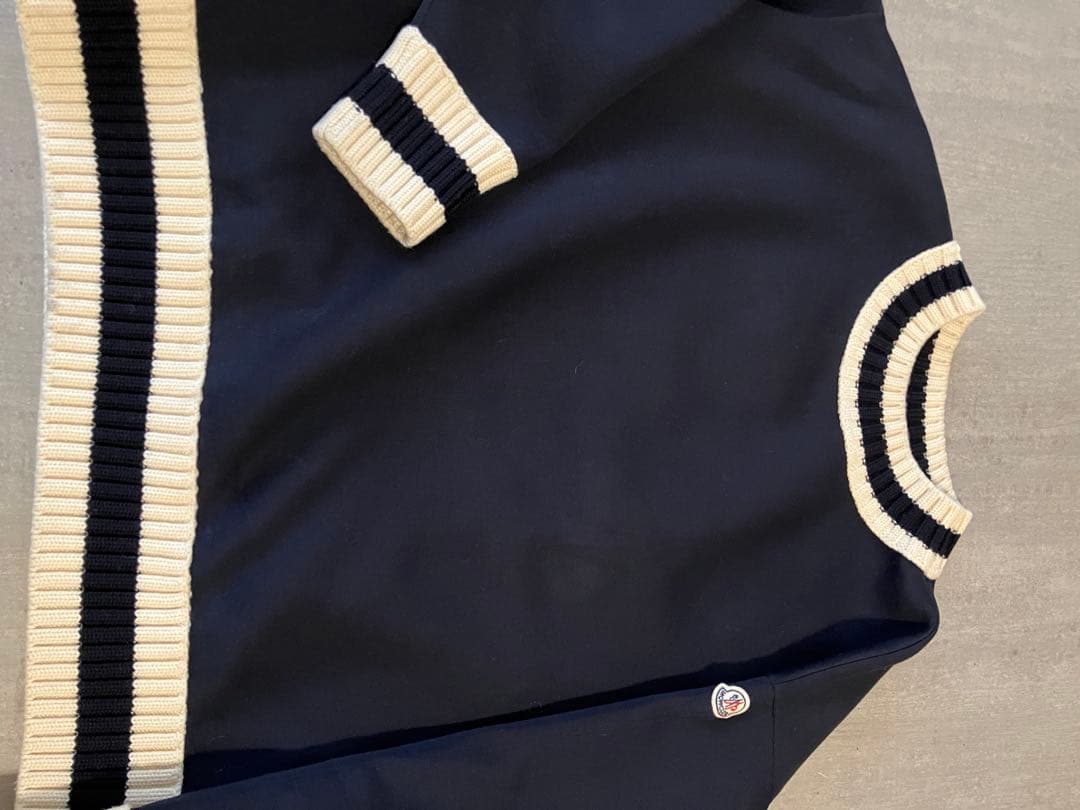 Moncler モンクレール　ポリウレタンプルオーバー　黒に近いネイビー