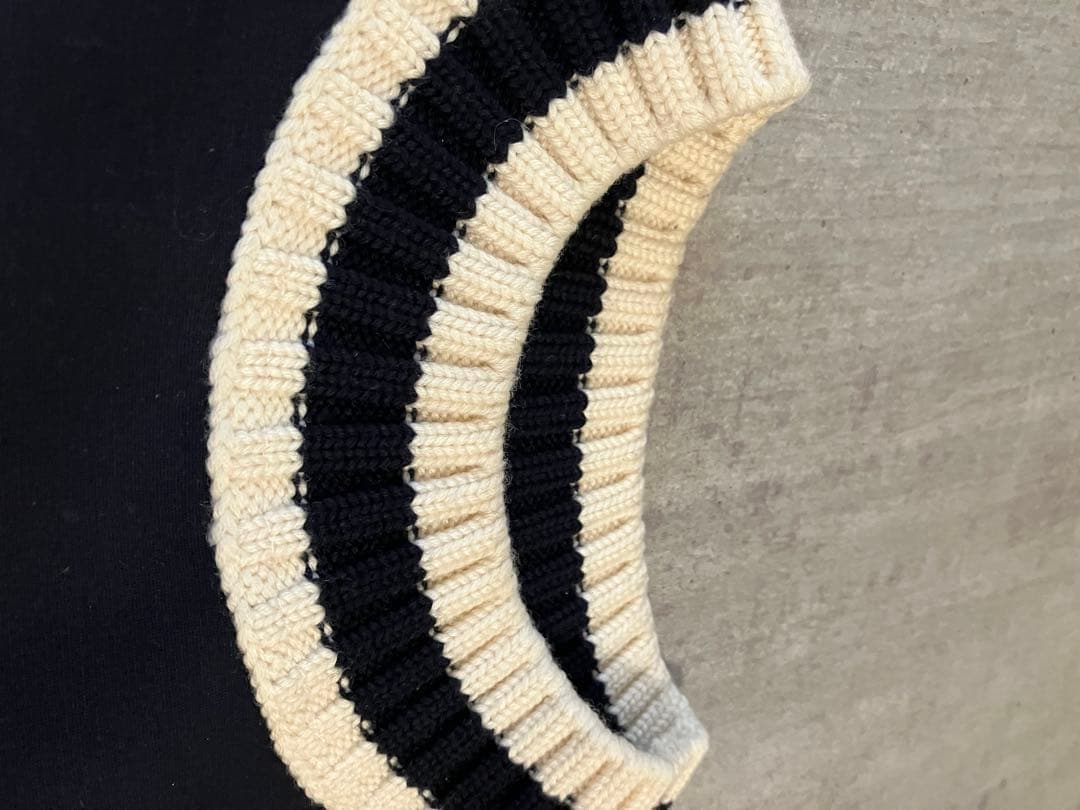 Moncler モンクレール　ポリウレタンプルオーバー　黒に近いネイビー