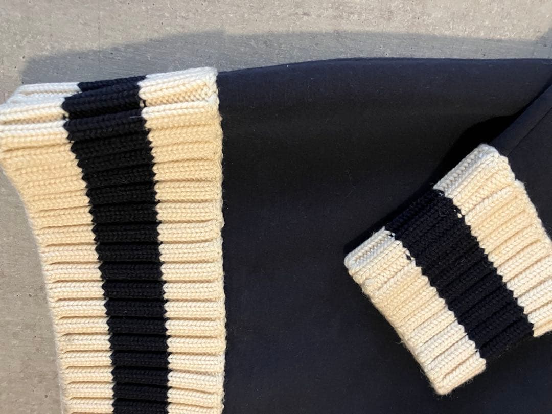 Moncler モンクレール　ポリウレタンプルオーバー　黒に近いネイビー