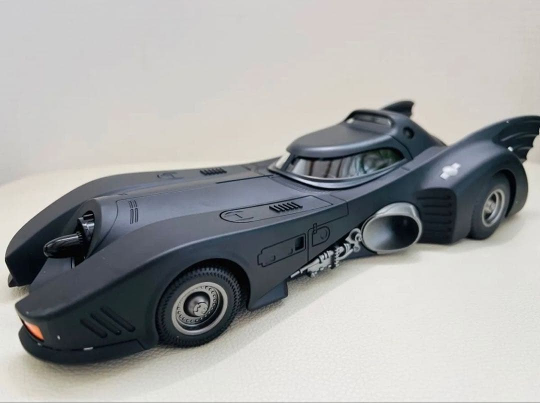 1:18 1989年映画版合金製バットモービル（新品.組立不要）