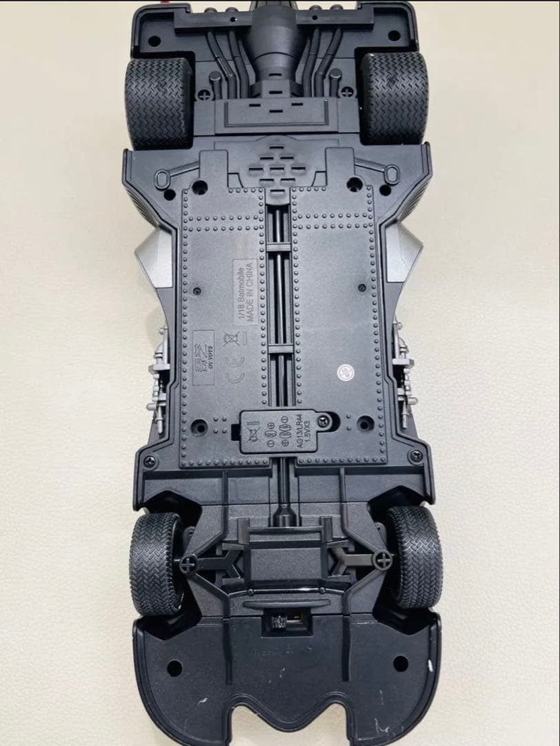 1:18 1989年映画版合金製バットモービル（新品.組立不要）