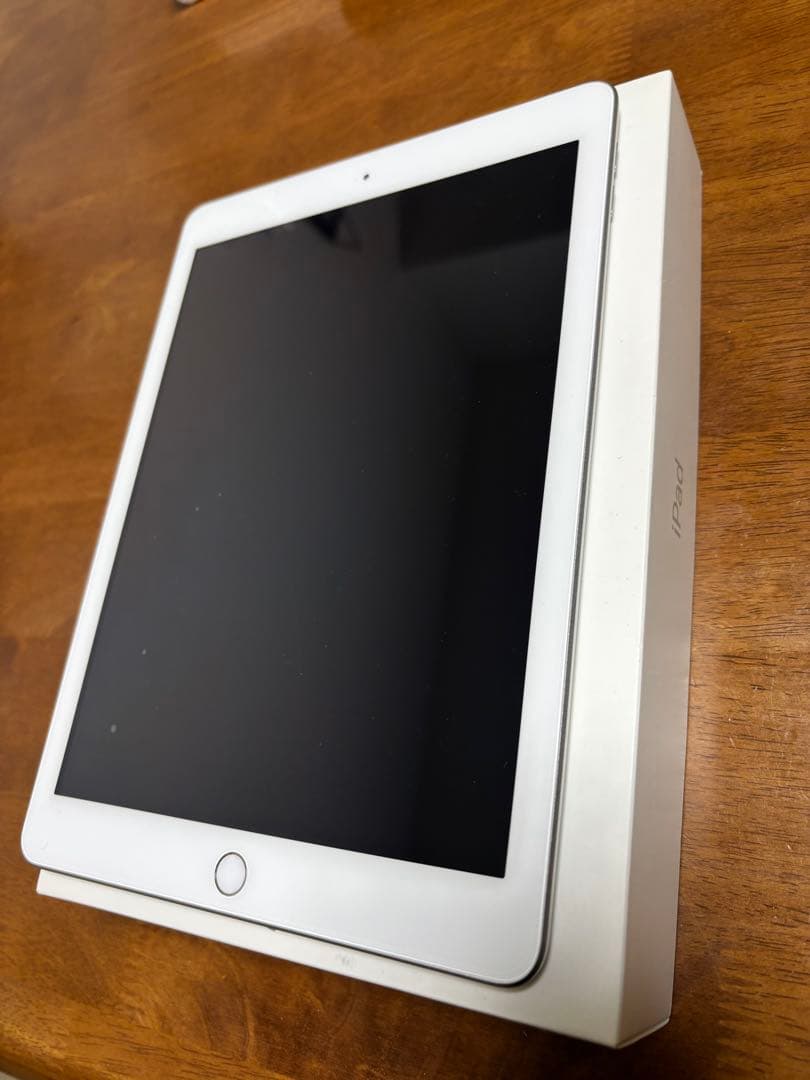 【即日発送】【完動品】iPad 第5世代 32GB シルバー SIMフリー
