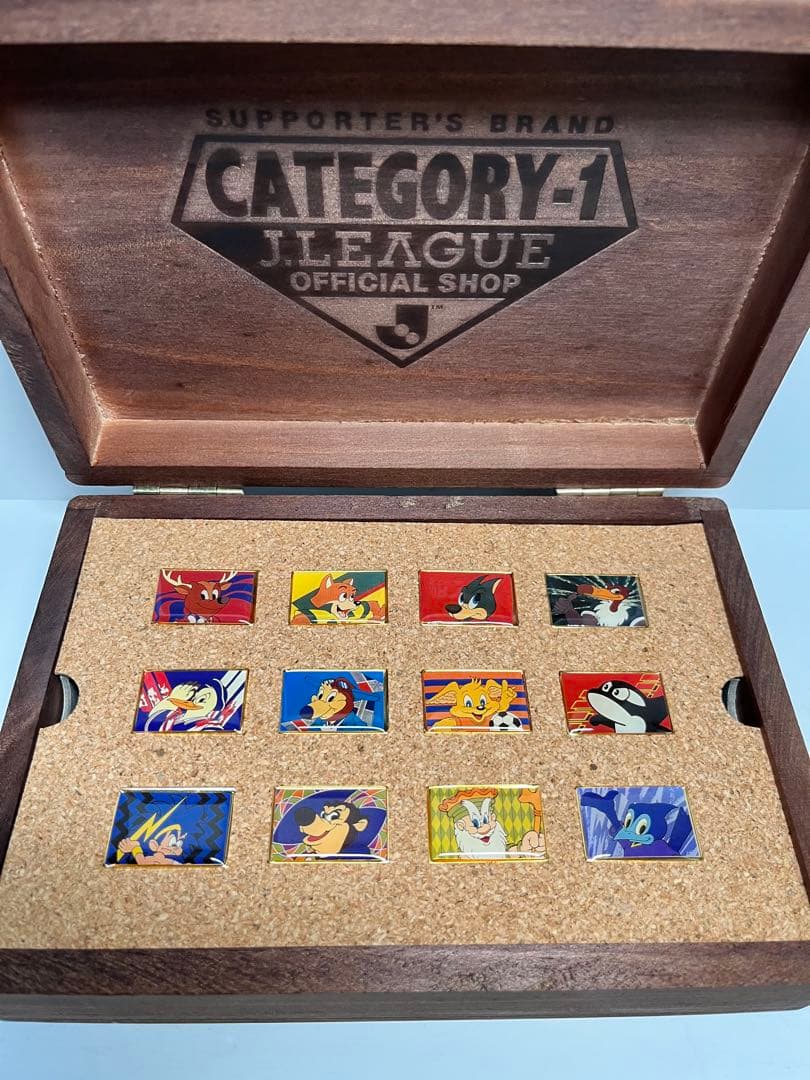 【美品】Jリーグ ピンバッジ 12個セット 木製ボックス付き