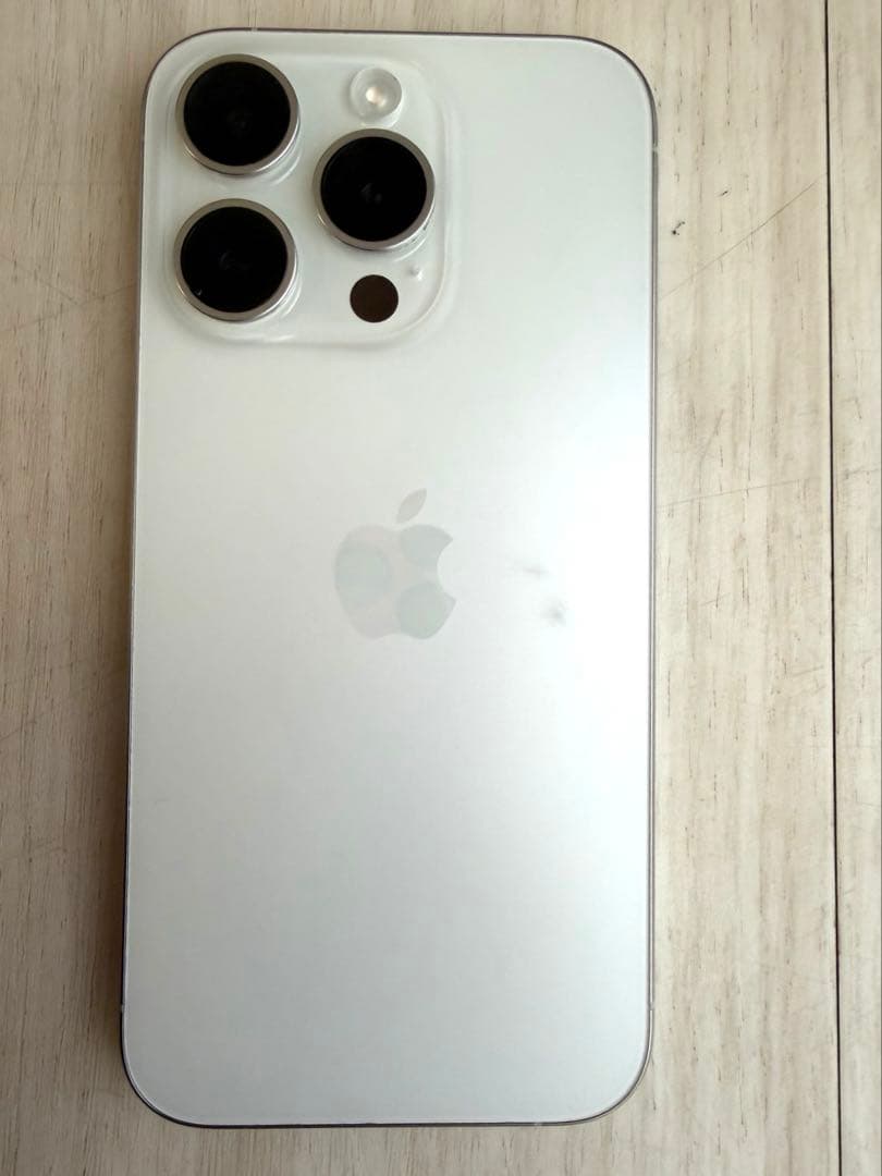 iPhone15 Pro 128GB 液晶に線あり