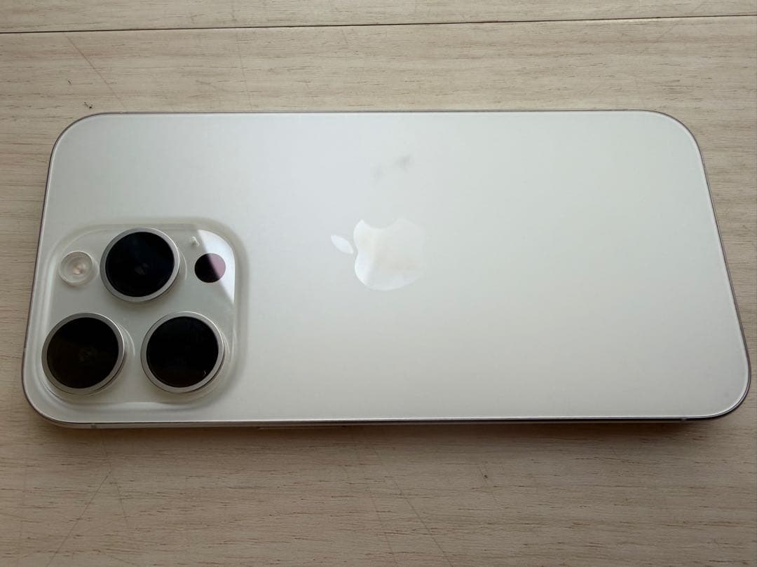 iPhone15 Pro 128GB 液晶に線あり