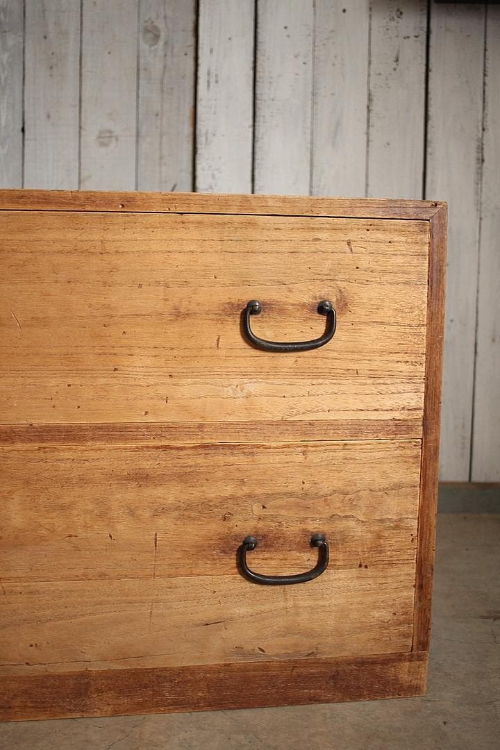 古く味のある木製の引き出し2段　チェスト　桐箪笥　タンス　古家具　古民家