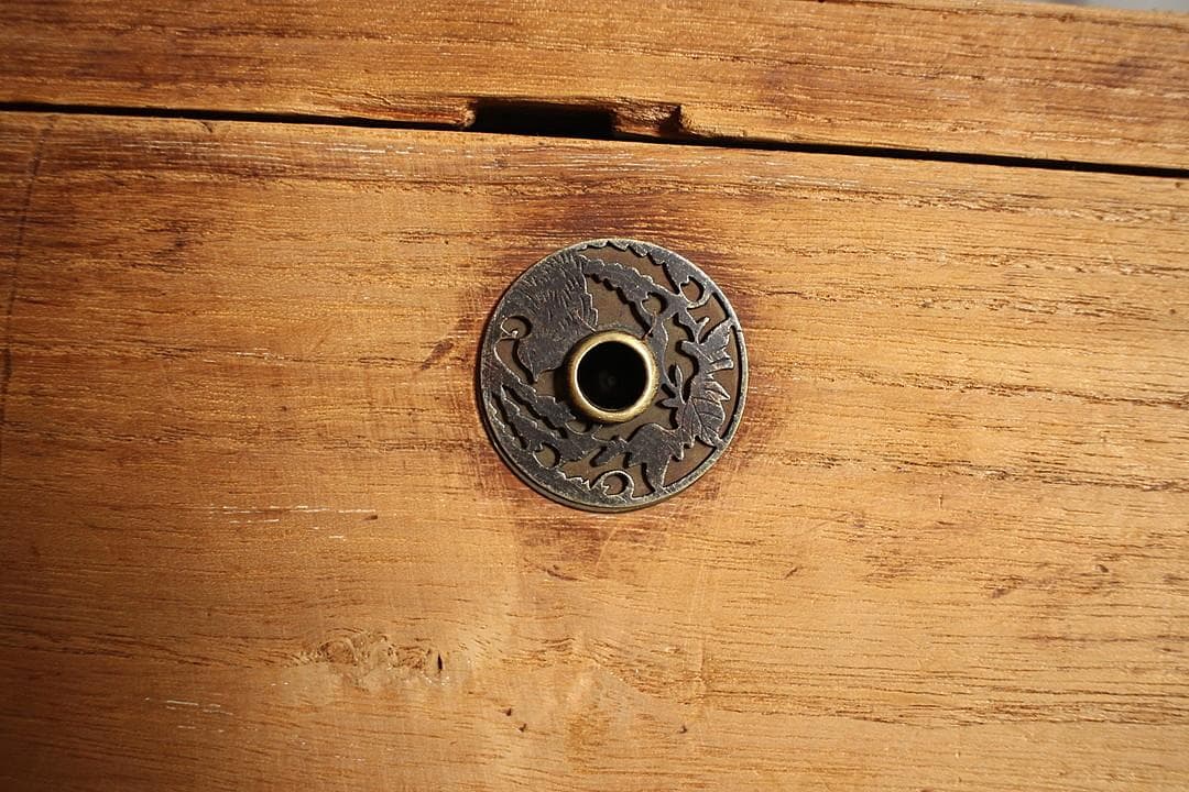 古く味のある木製の引き出し2段　チェスト　桐箪笥　タンス　古家具　古民家