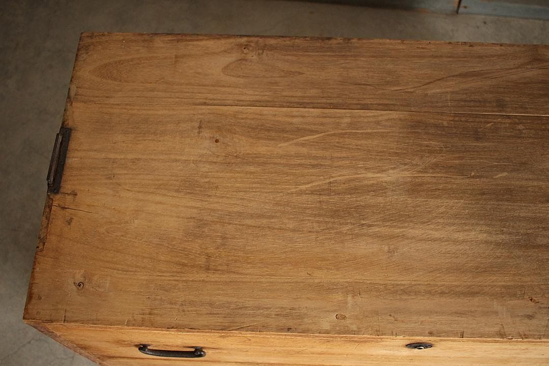 古く味のある木製の引き出し2段　チェスト　桐箪笥　タンス　古家具　古民家