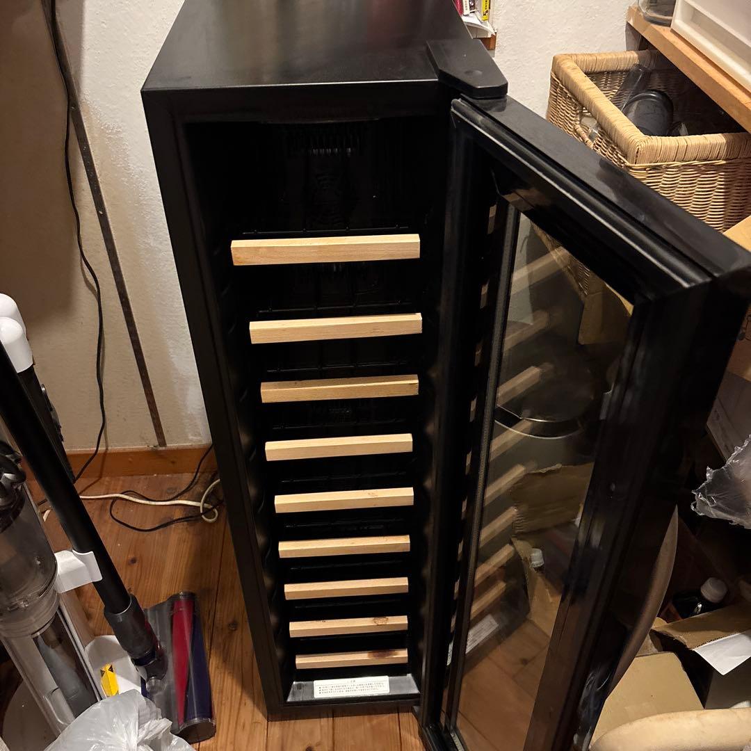 （中古美品）デバイスタイル 右開きワインセラー(18本収納) CF-P18W