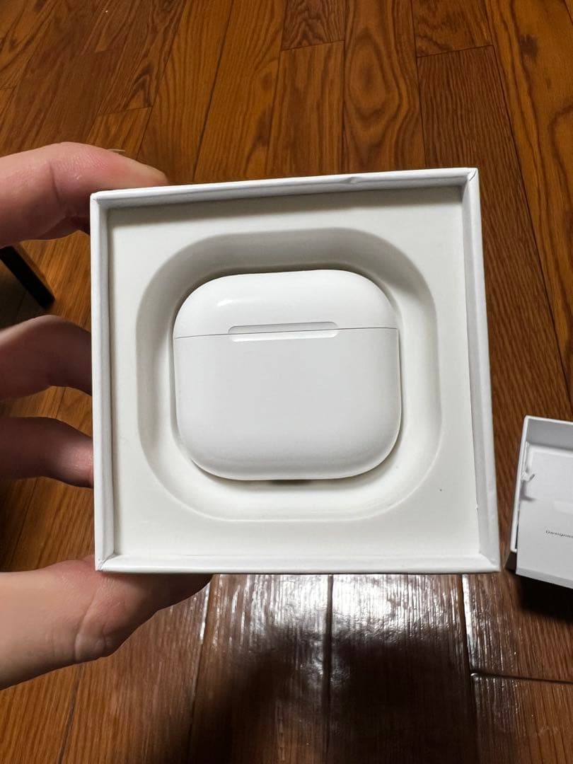 AirPods 4 本体と充電ケース