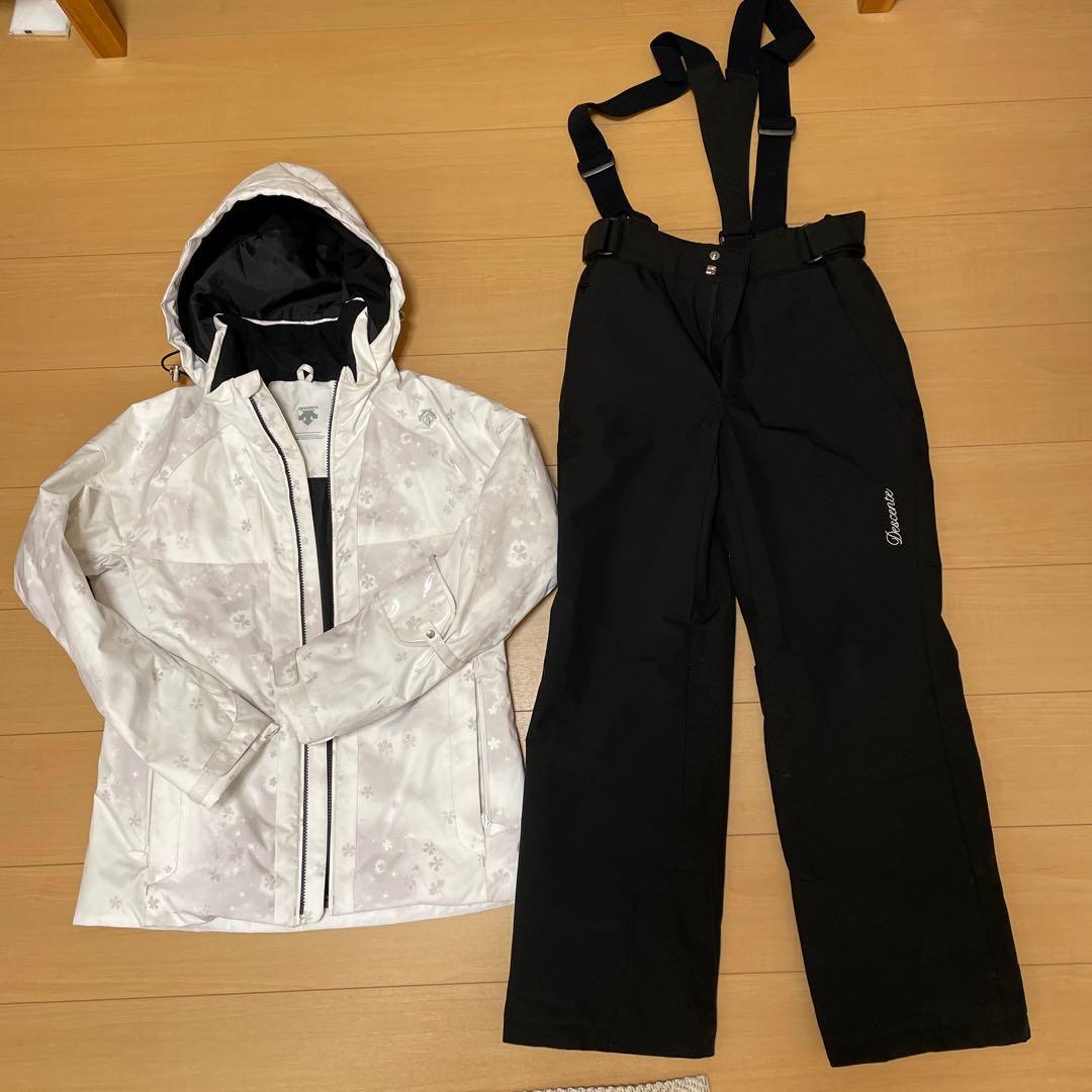 1、2回だけ使用　デサント　レディース　スキーウエア上下セット　Mサイズ