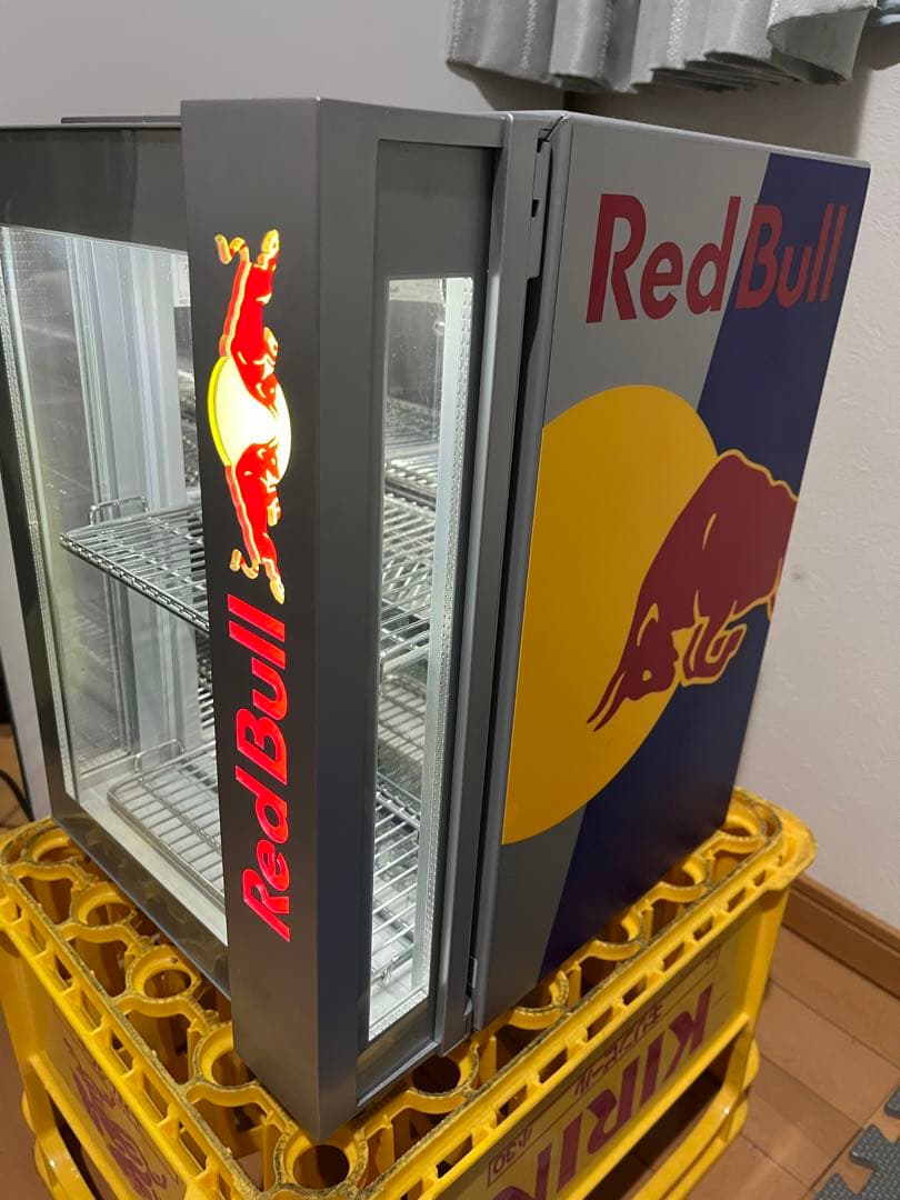 Red Bullロゴ入りLED照明付き小型冷蔵庫