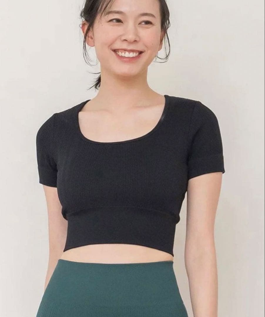 新品　SUKALA ウエーブリブアクティブクロップドトップスM ブラック