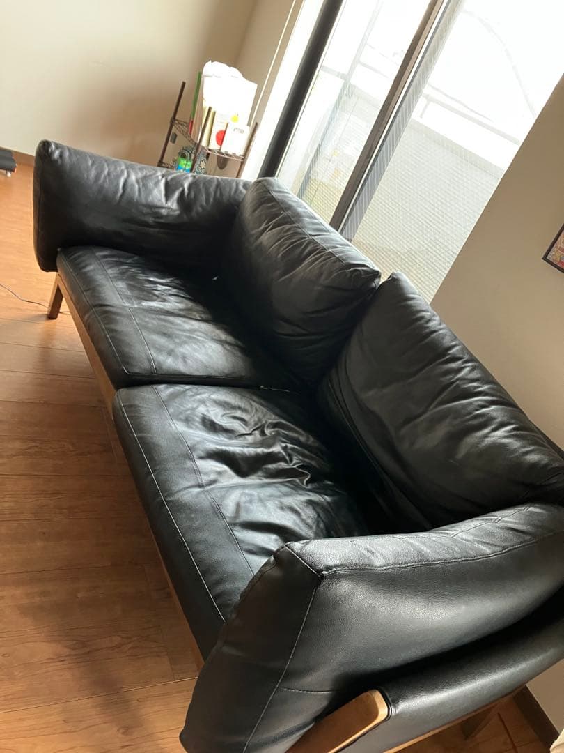 黒いレザー2人掛けソファ