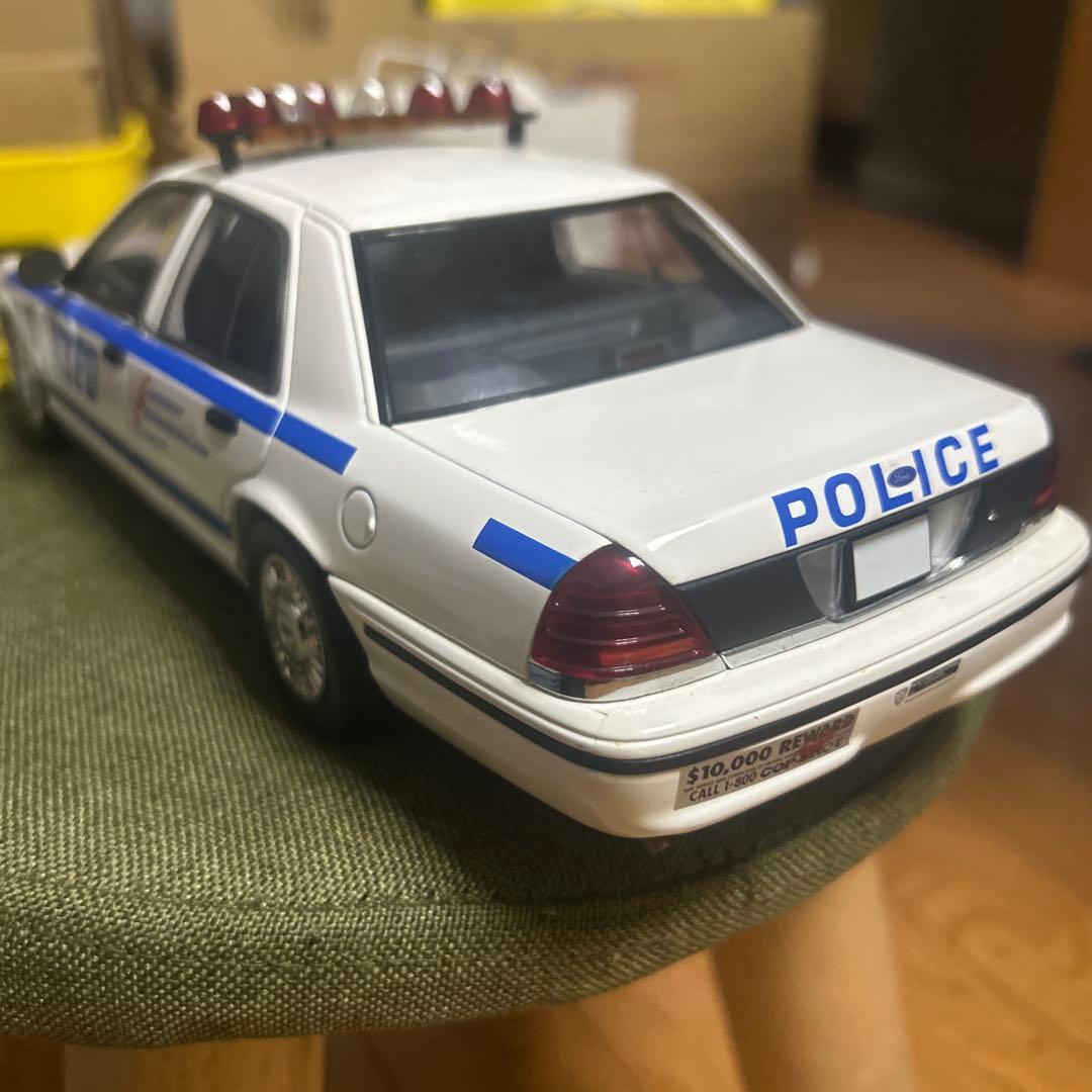 1/18スケール　オートアート　Ford Crown Victoria