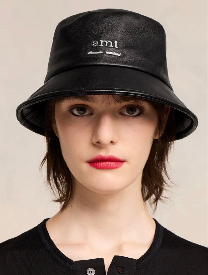 レザー バケットハット 黒　アミパリス　ami