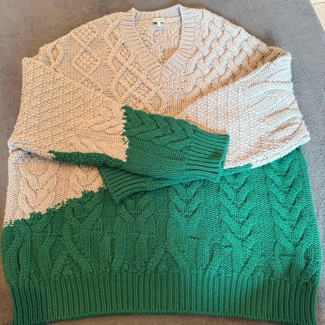 LOEWE バイカラーVネックケーブル編みニットセーター