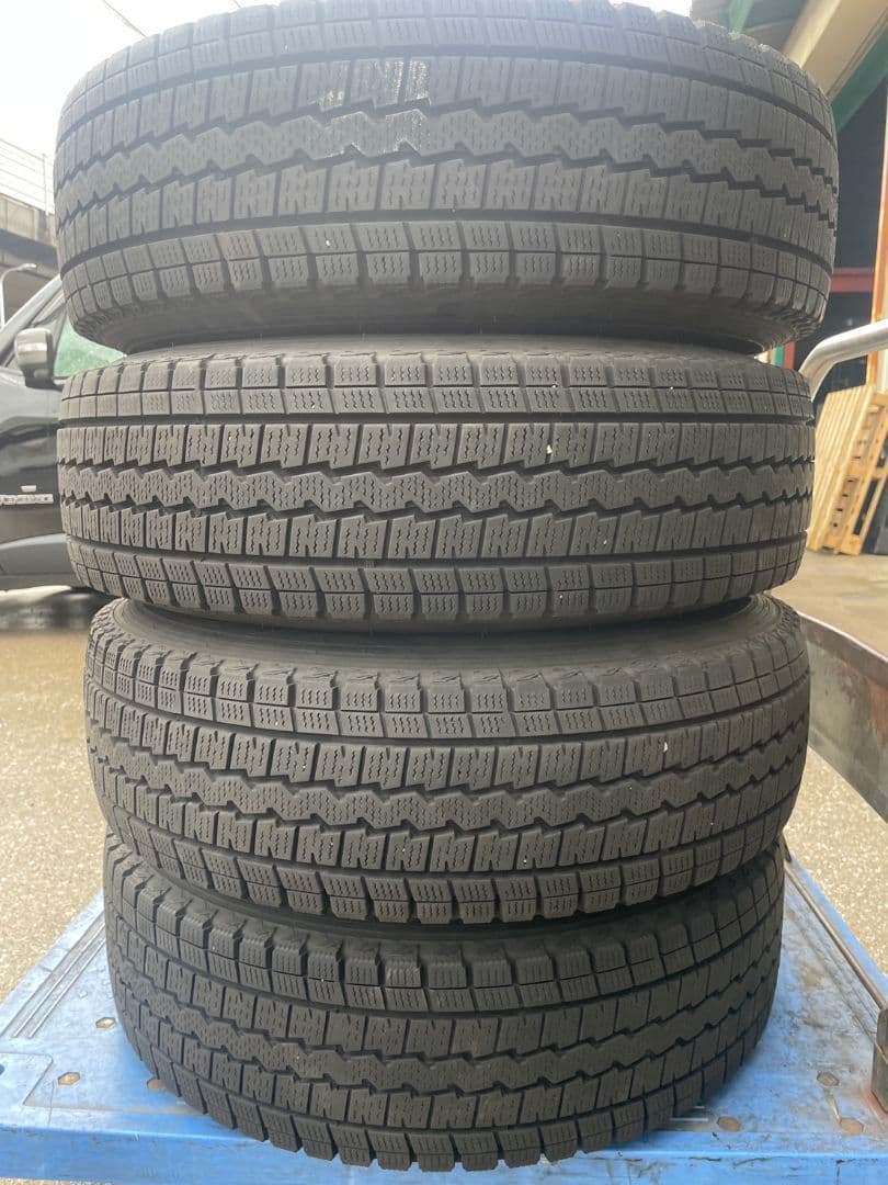 200系ハイエース　195/80R15 スタッドレスセット