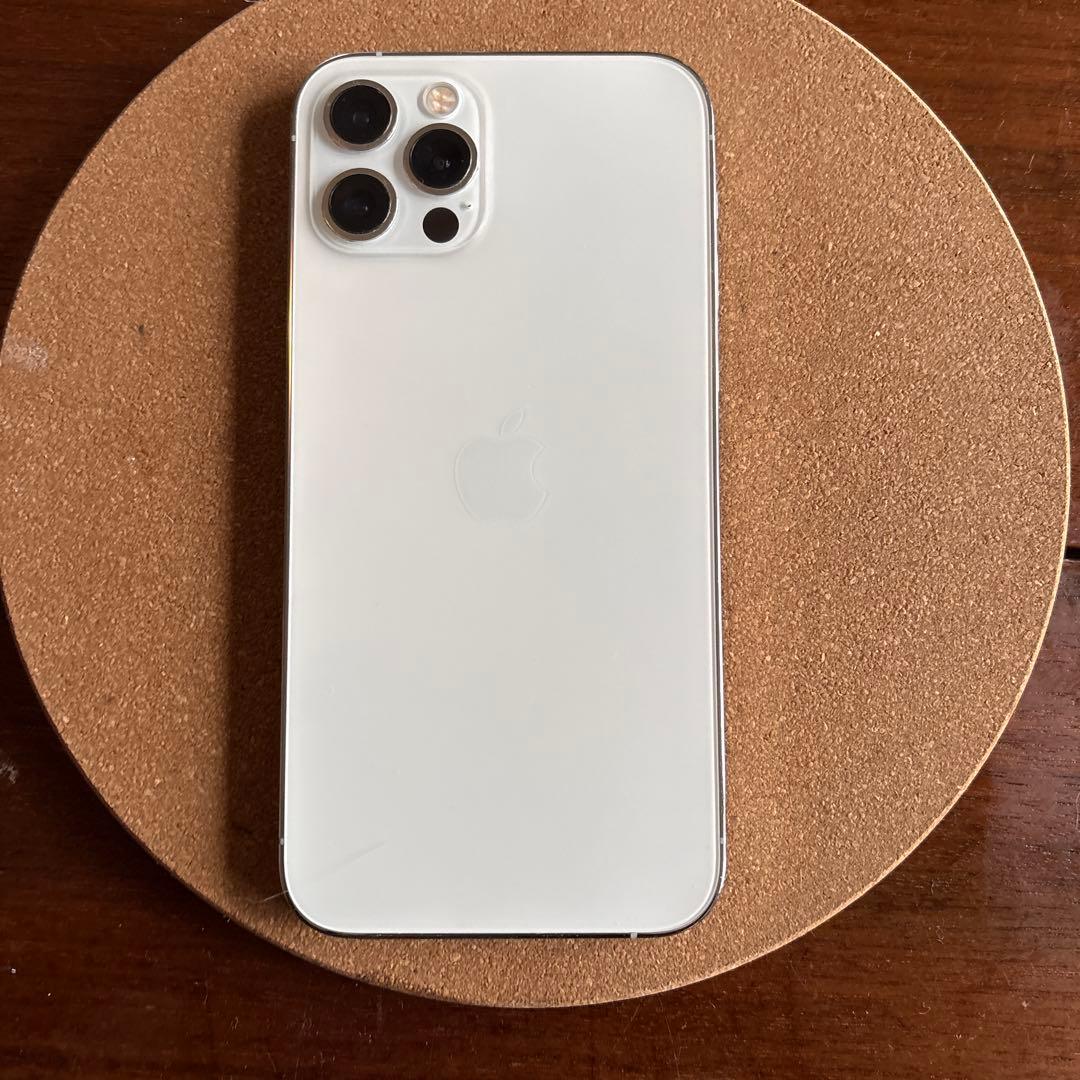 iPhone12Pro、ホワイト スマートフォン トリプルカメラ