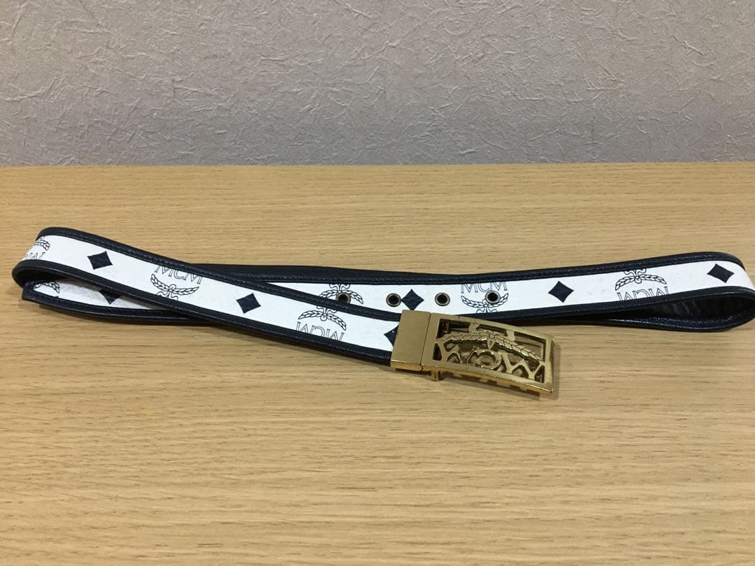 MCMのロゴ入りベルト