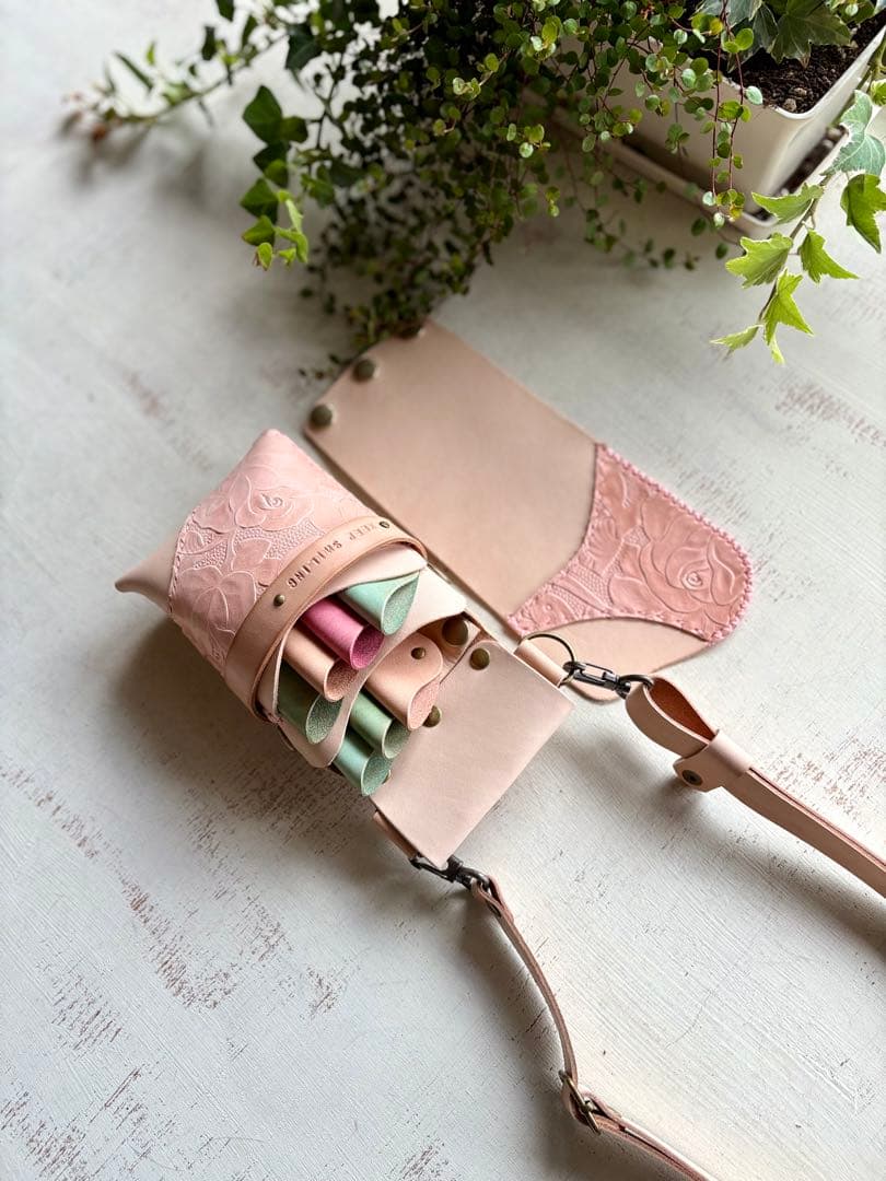 ヌメ革ナチュラル、ローズ型押しの蓋付きコンパクトシザーケース