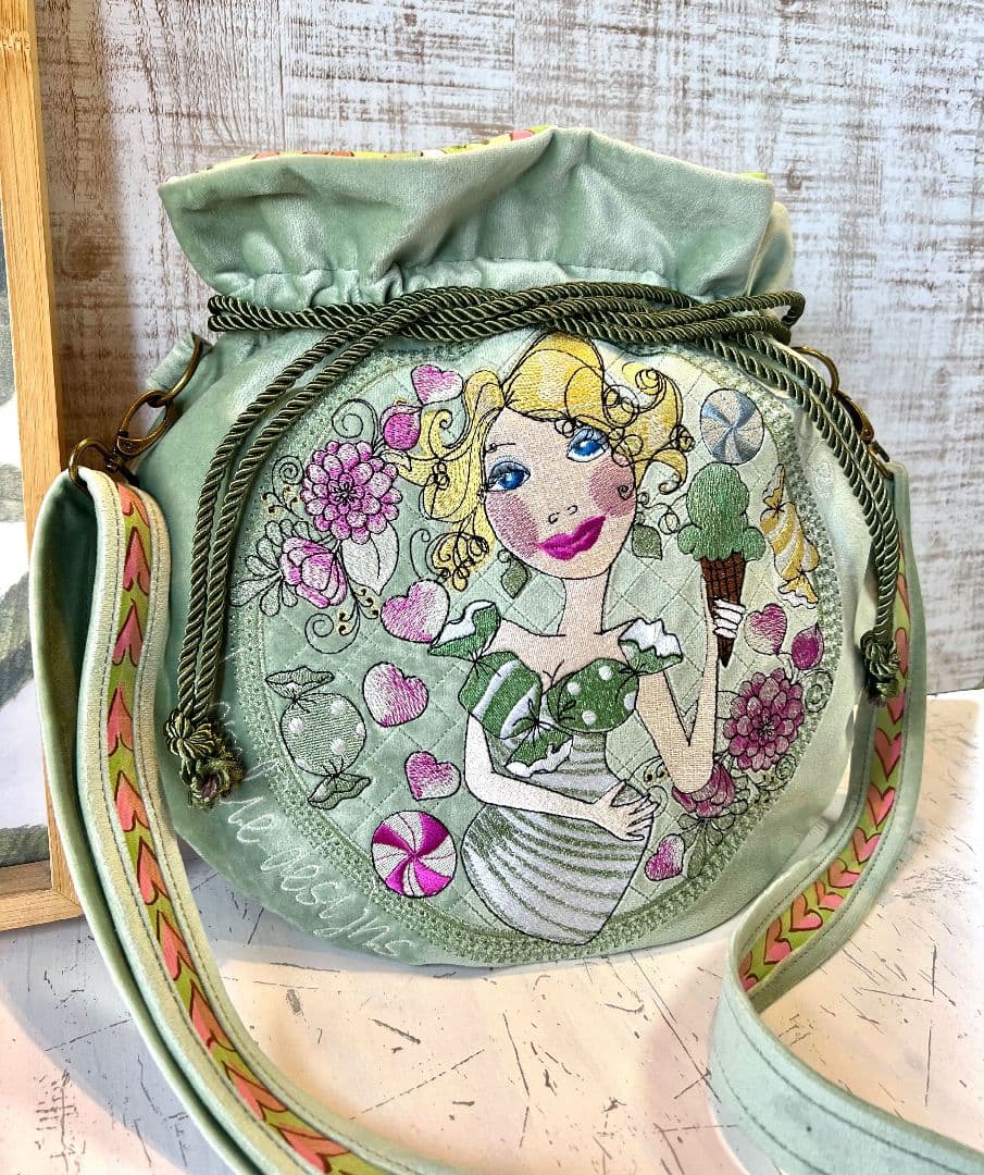 ロラライハリス♡ライトグリーンベルベット♡刺繍の丸い巾着ショルダーバッグ