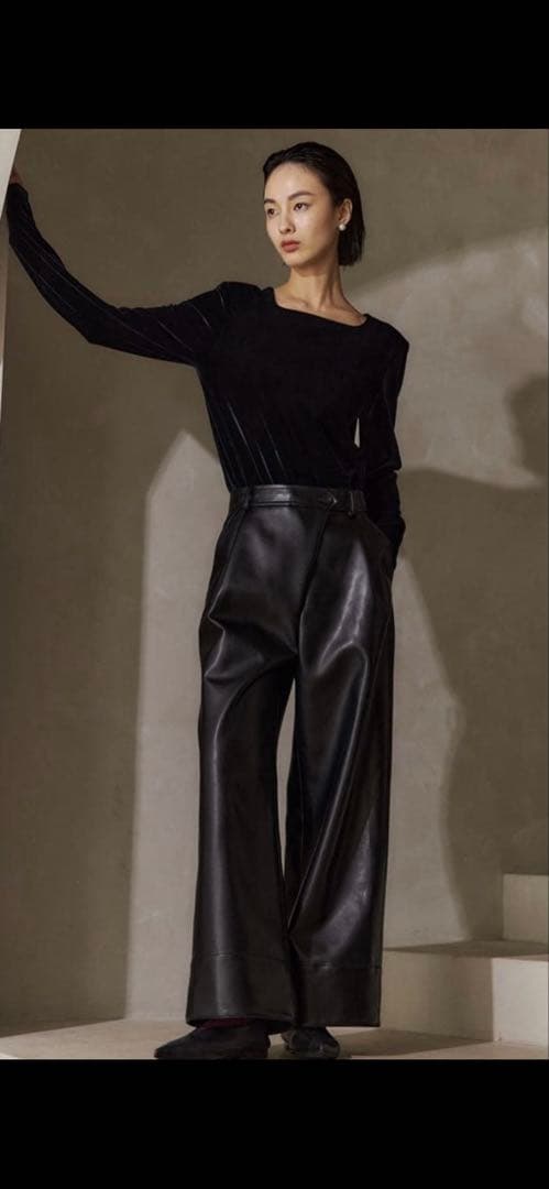 【未使用品】タグ付き　yonfa ベルベットスクエアネックT 完売品