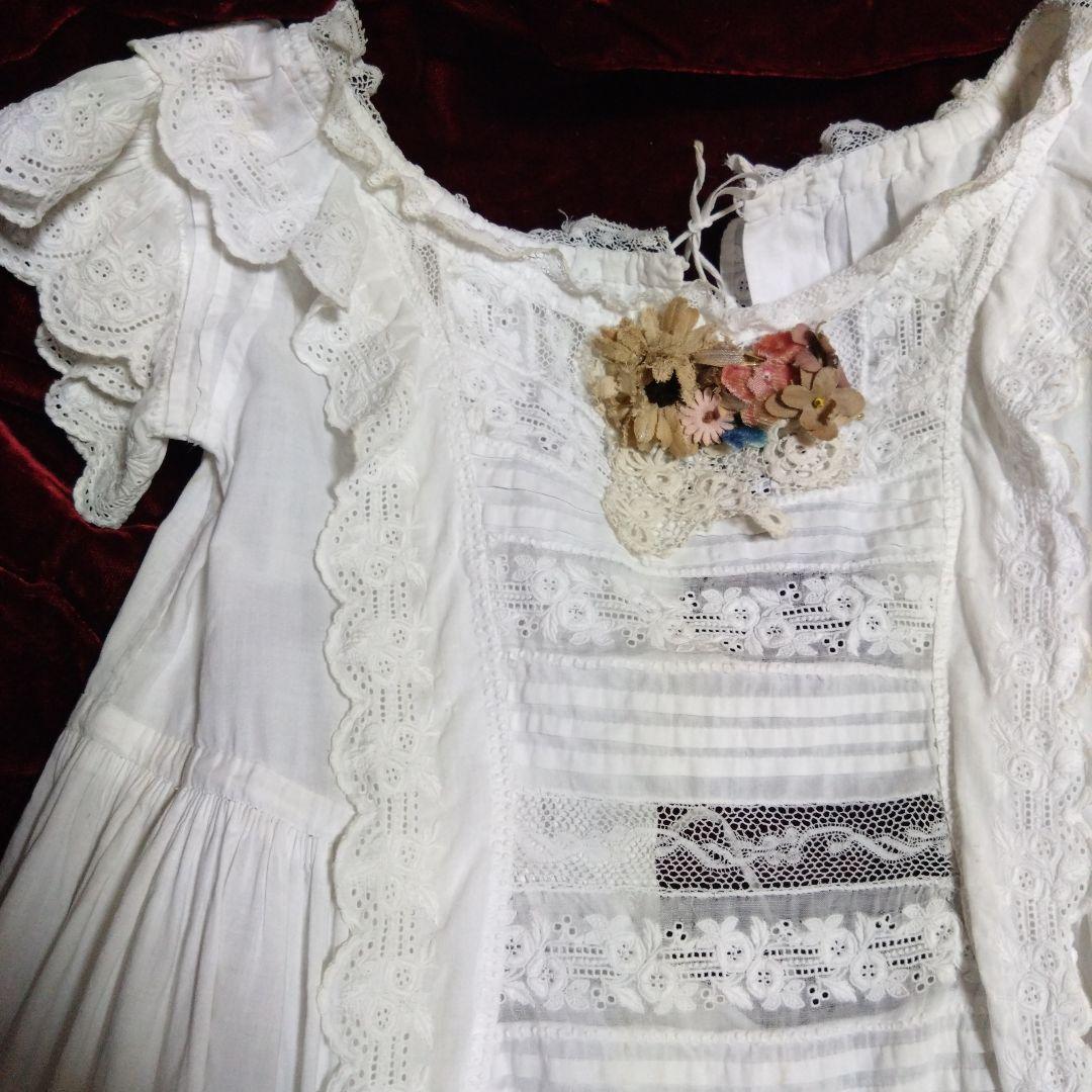 アンティークベビー、ドールドレス、アンティークフラワーブローチ付き