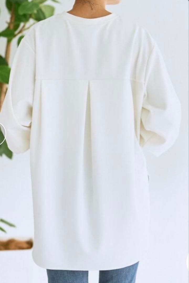 ビアズリー　 ホワイト長袖トップス スリット・タックデザイン