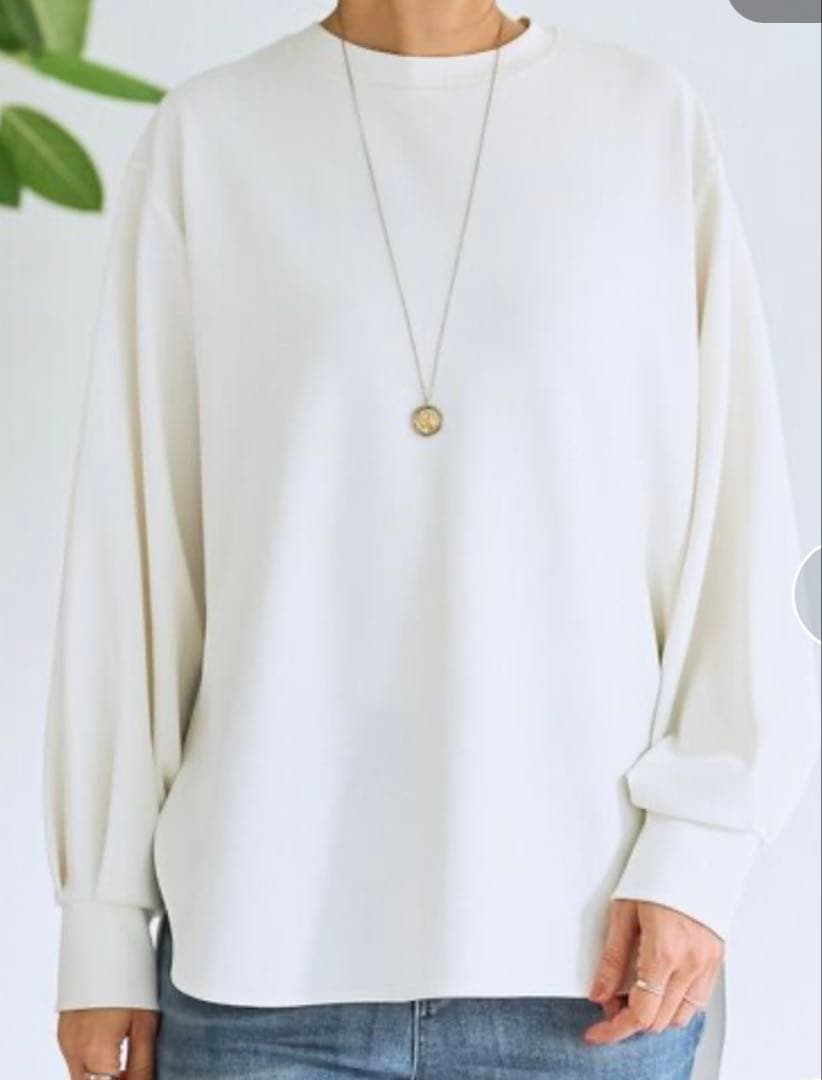 ビアズリー　 ホワイト長袖トップス スリット・タックデザイン