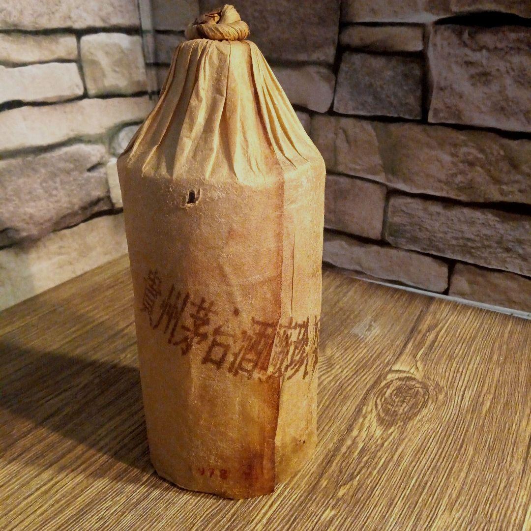 貴州茅台古酒1978年未封陶瓷瓶木栓五星火封印昔的な赤と金のラベル茅台酒の紙包み